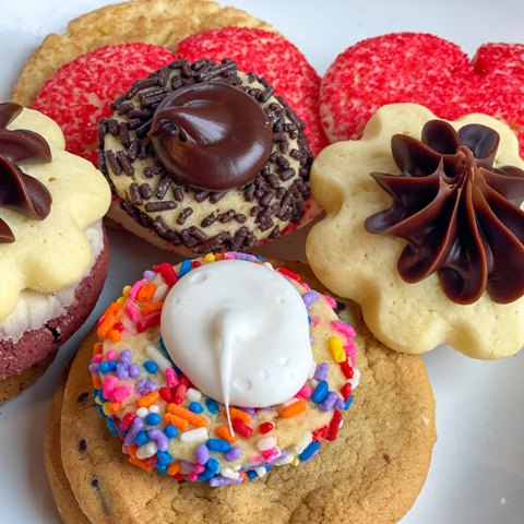 https://oakmontbakery.com/wp-content/uploads/2020/06/Assorted-Cookies-Spring.jpg